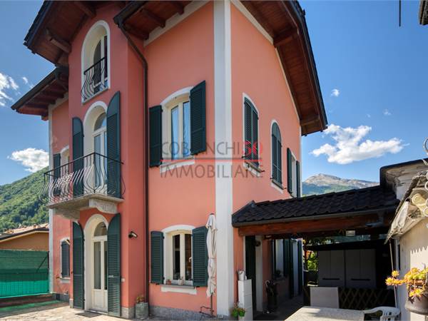 CANNOBIO, CASA SINGOLA RISTRUTTURATA CON CORTILE