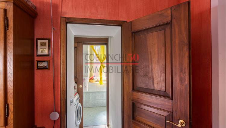 Bagno finestrato con lavanderia