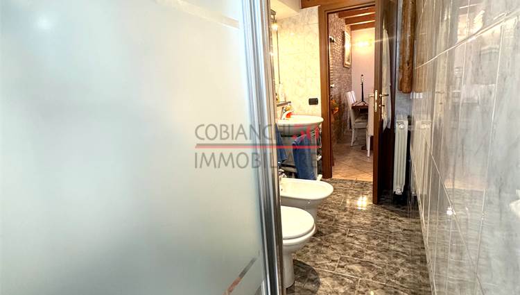 bagno finestrato con box doccia 