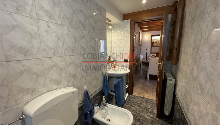 bagno finestrato con box doccia 