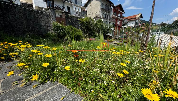 giardino con orto con vista lago