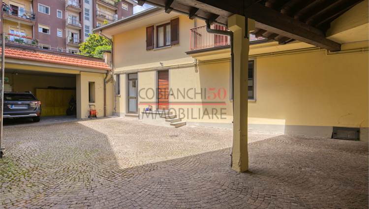 cortile con posti auto coperti 