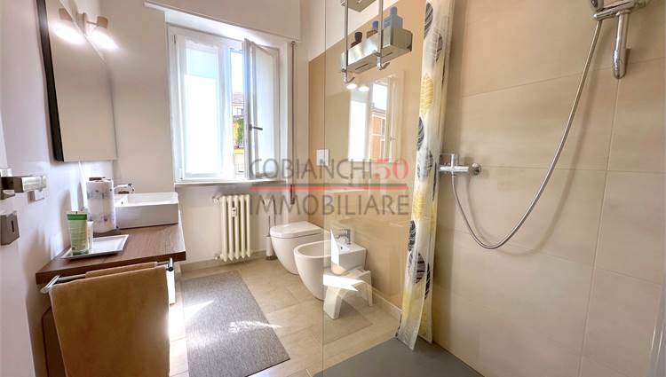 Bagno finestrato con doccia