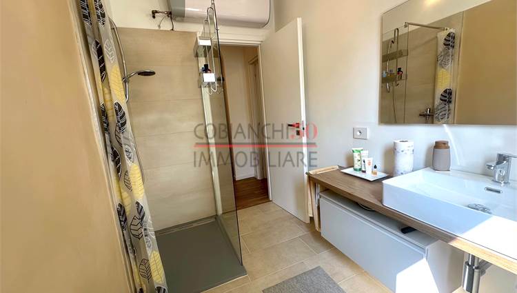 Bagno finestrato con doccia