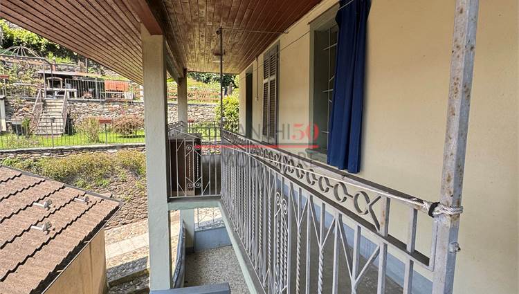 balcone coperto ingresso camere 