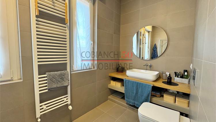 Bagno finestrato con box doccia 