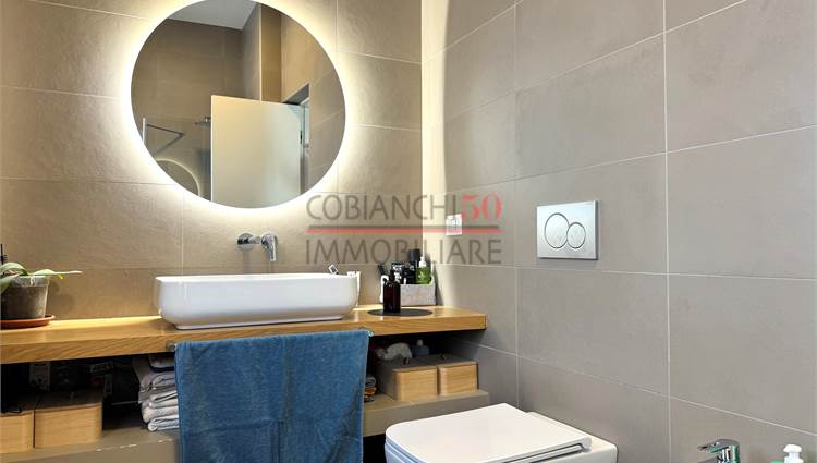 Bagno finestrato con box doccia 