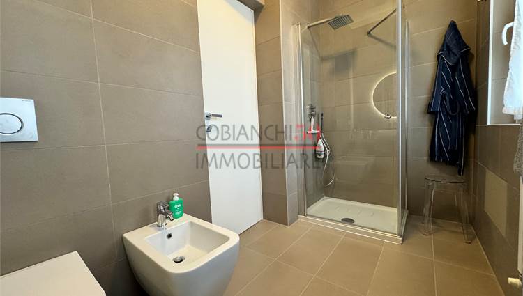 Bagno finestrato con box doccia 