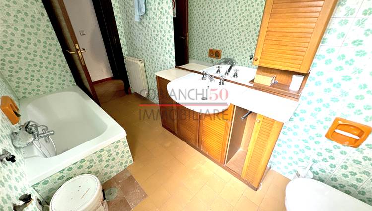 bagno finestrato con vasca 