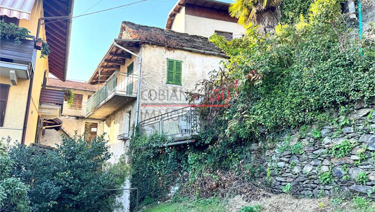 ESTERNO DELLA CASA CON TERRAZZA E GIARDINO