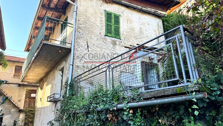 ESTERNO DELLA CASA CON TERRAZZA E GIARDINO 