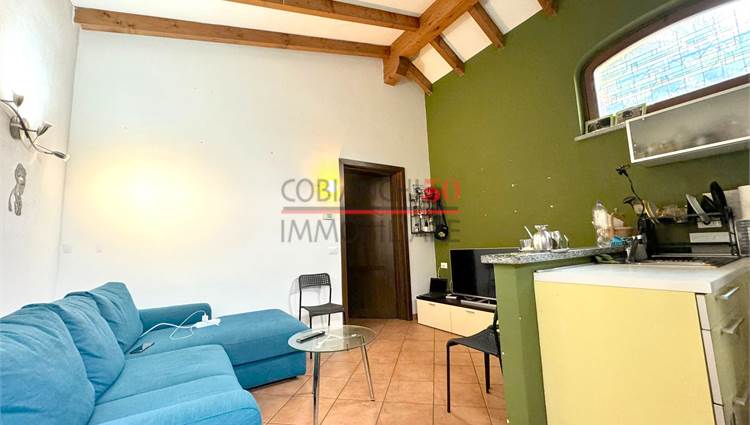 soggiorno con cucina con uscita su cortile comune 