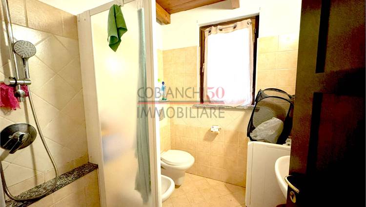 bagno finestrato con box doccia 