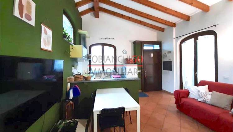 soggiorno con cucina con uscita su cortile comune 