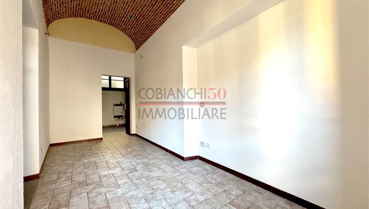 ufficio 1 ingresso indip. finestra sulla piazza