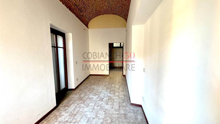 ufficio 1 ingresso indip. finestra sulla piazza