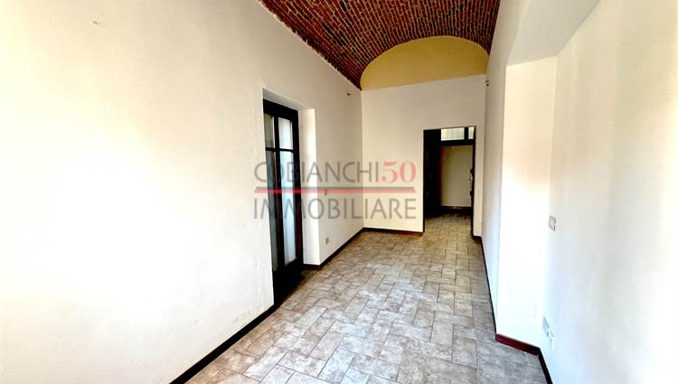 ufficio 1 ingresso indip. finestra sulla piazza