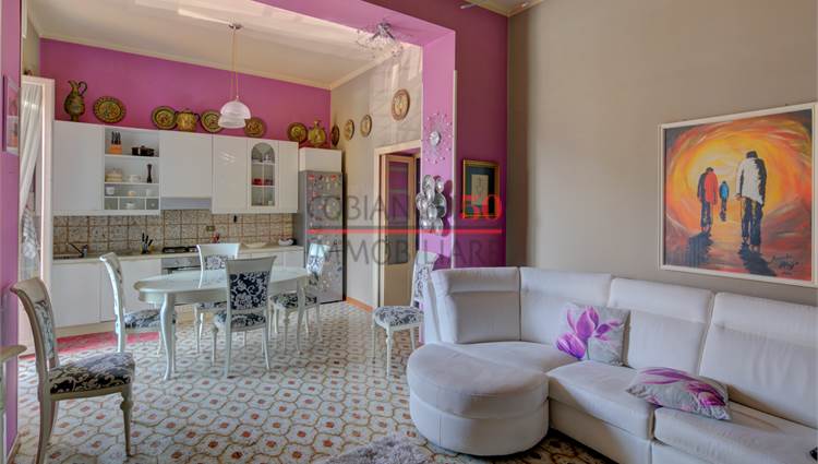 cucina soggiorno con balcone