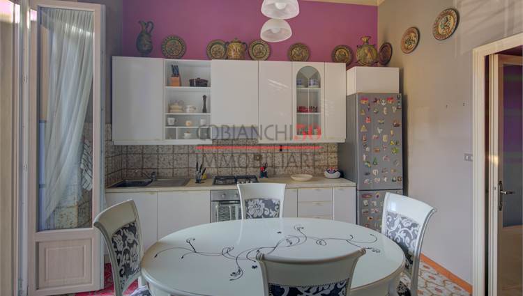 cucina soggiorno con balcone