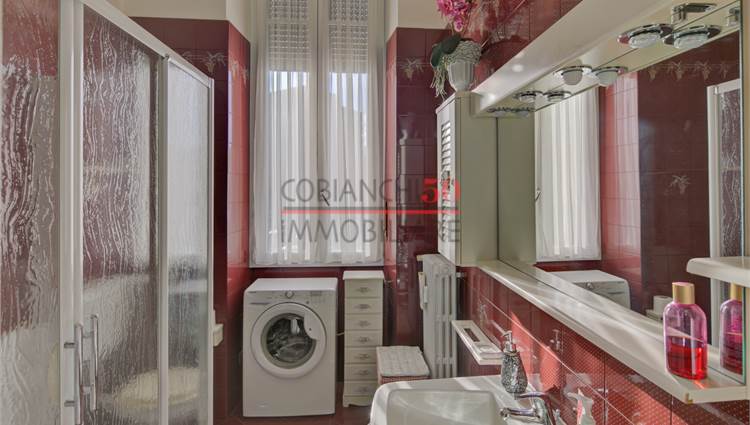 bagno finestrato con box doccia