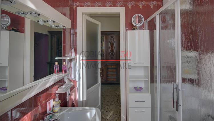 bagno finestrato con box doccia 