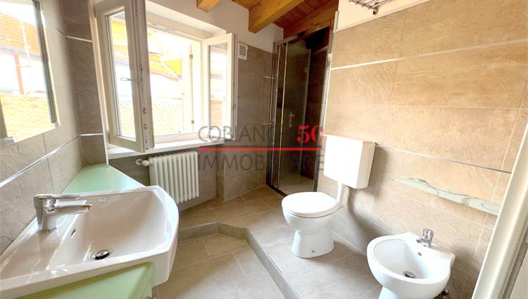 P2 bagno finestrato con box doccia