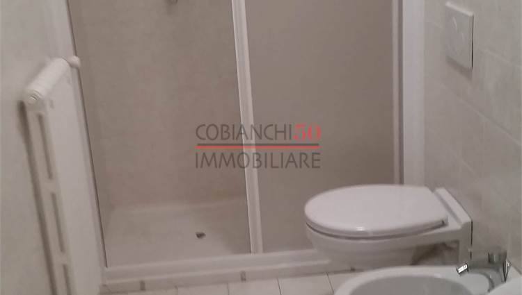 app.A bagno con box doccia