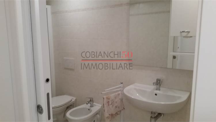 app.A bagno con box doccia