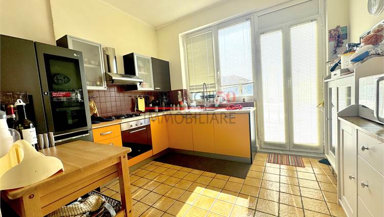cucina con accesso alla terrazza