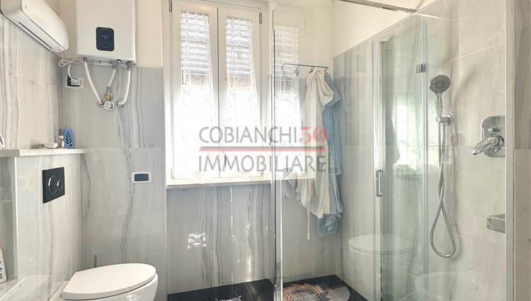 bagno con antibagno e box doccia