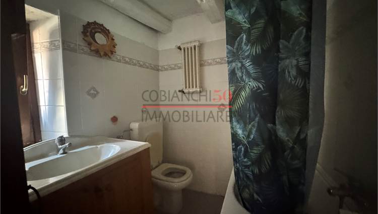 bagno finestrato con vasca 