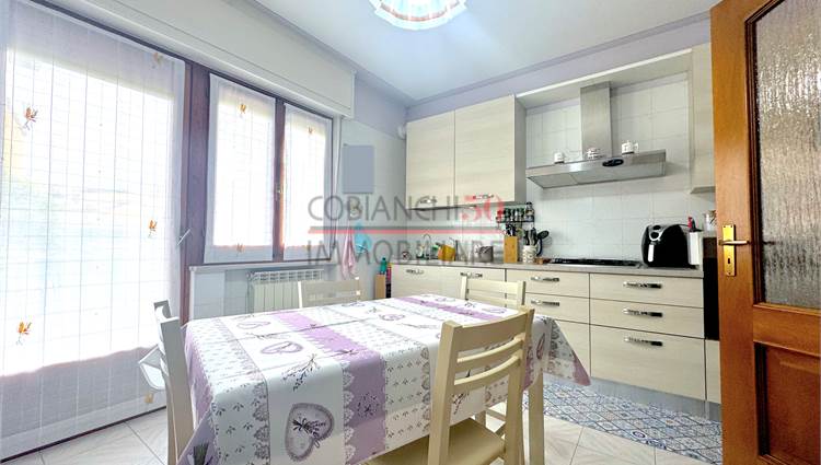 cucina abitabile con balcone