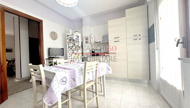 cucina abitabile con balcone