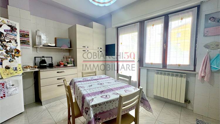 cucina abitabile con balcone
