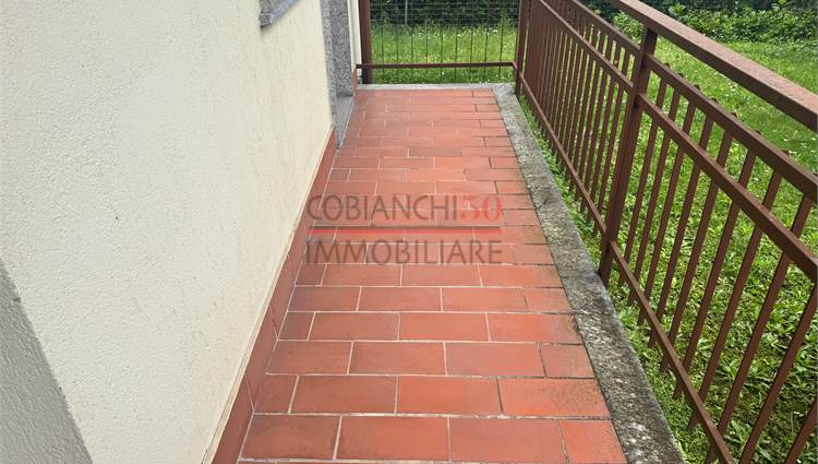 balcone con uscita dalla cucina e camera