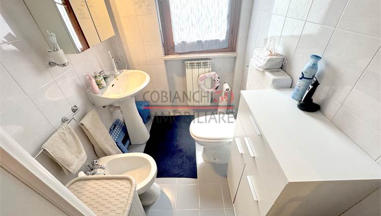 secondo bagno con doccia e antibagno