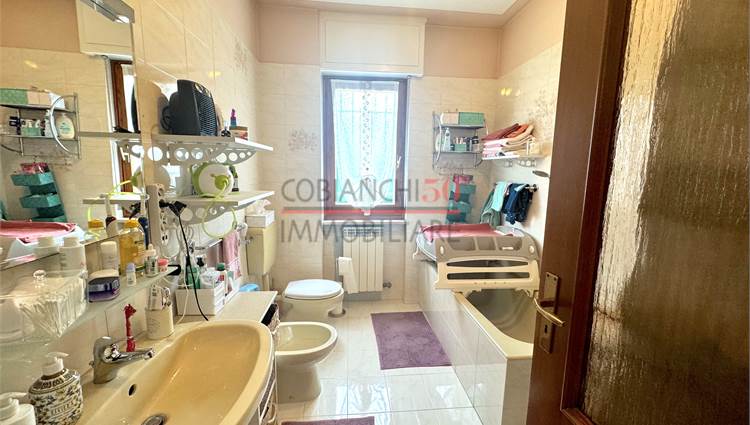 bagno finestrato con vasca e finestra