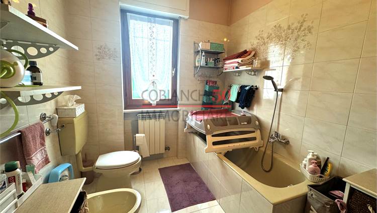 bagno finestrato con vasca e finestra