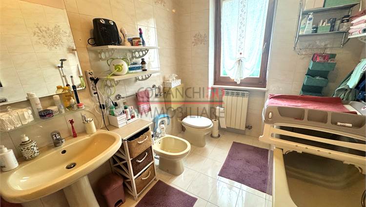 bagno finestrato con vasca e finestra