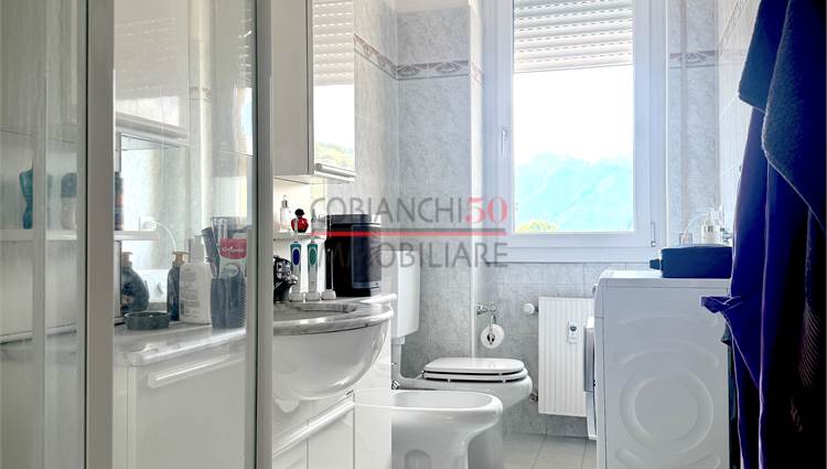 BAGNO FINESTRATO CON BOX DOCCIA 