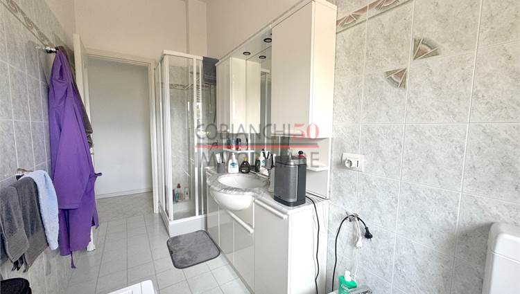 BAGNO FINESTRATO CON BOX DOCCIA 