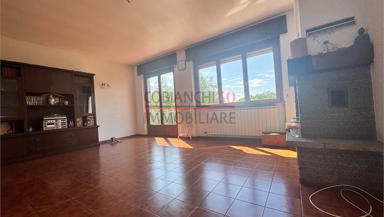 soggiorno con camino e balcone 