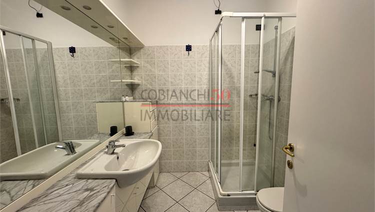 bagno con box doccia 