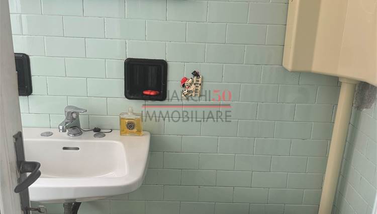 bagno finestrato con doccia