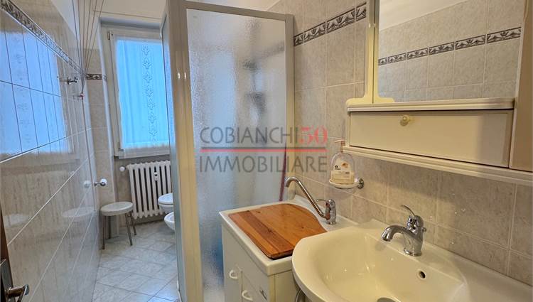 bagno finestrato con box doccia 