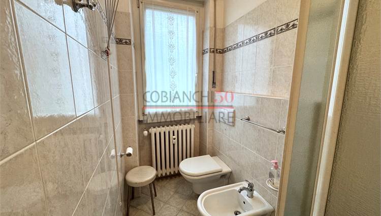 bagno finestrato con box doccia 