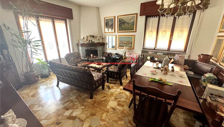 SOGGIORNO CON CAMINO E TERRAZZO