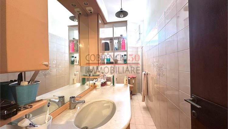 Bagno finestrato con doccia