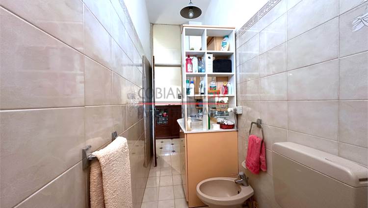Bagno finestrato con doccia