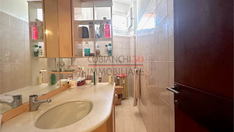 Bagno finestrato con doccia